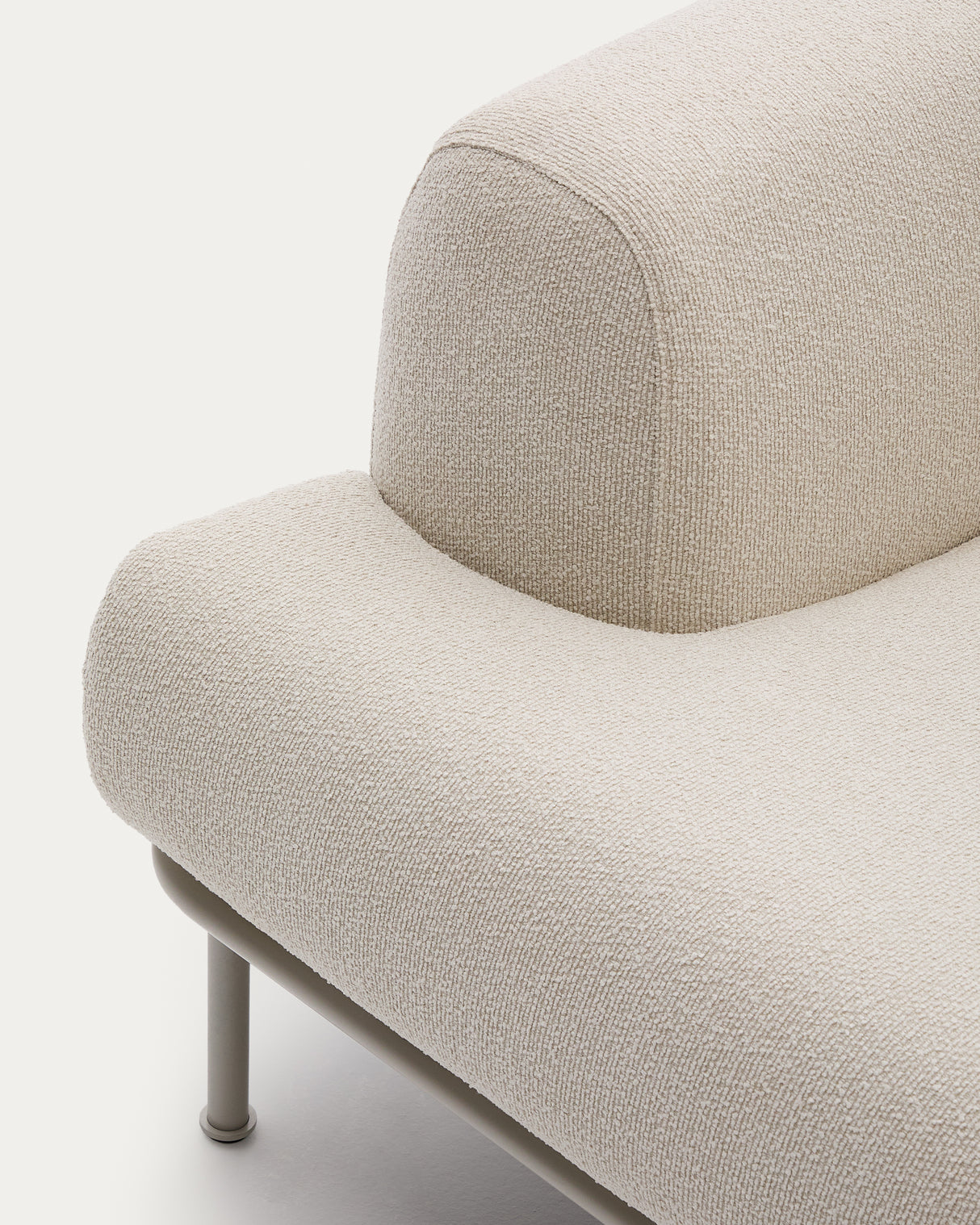 Sofa Aurum 3-Sitzer ecru mit verstellbarer Kopfstütze und mattbeigem Metallgestell 234 cm FSC Mix Credit - ZEN ZONE Furniture