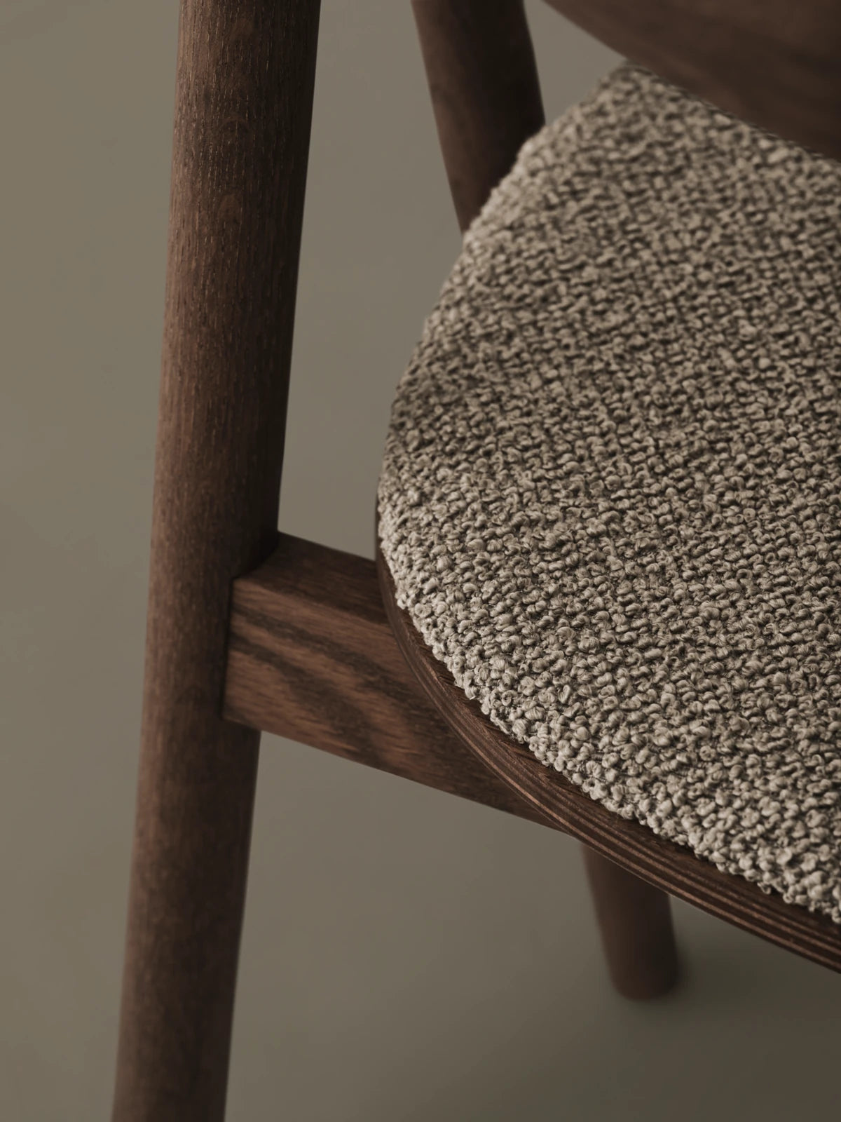 Swing Esstischstuhl aus dunkel geölter Eiche – Gepolstert, Glattes Gewebe, Light beige - ZEN ZONE Furniture