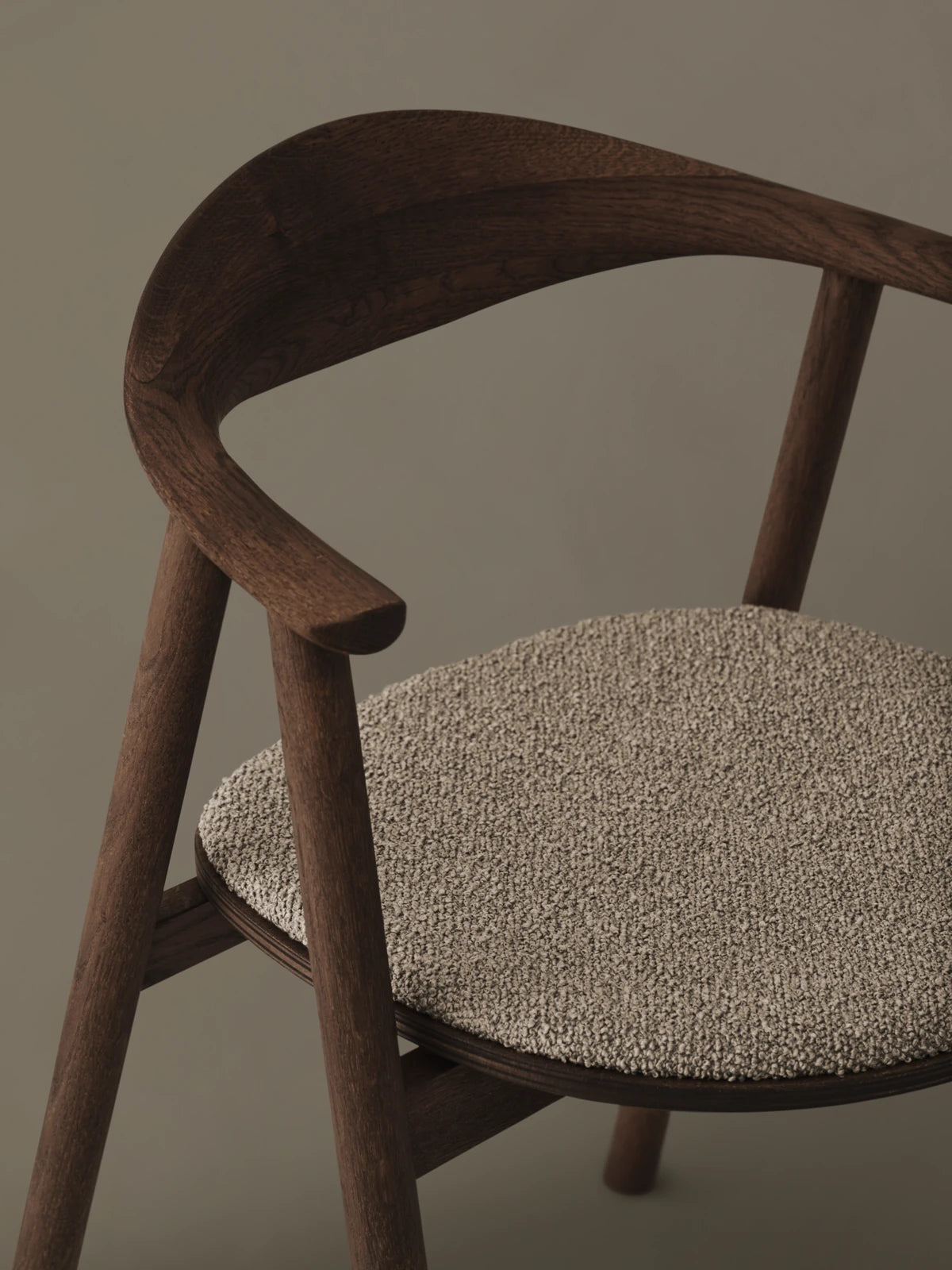 Swing Esstischstuhl aus dunkel geölter Eiche – Gepolstert, Glattes Gewebe, Light beige - ZEN ZONE Furniture