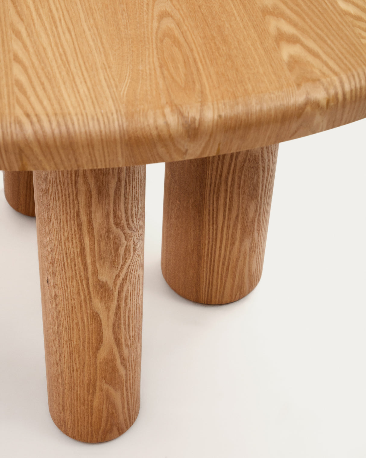 Mailen runder Tisch aus Eschenfurnier mit natürlichem Finish Ø 120 cm - ZEN ZONE Furniture