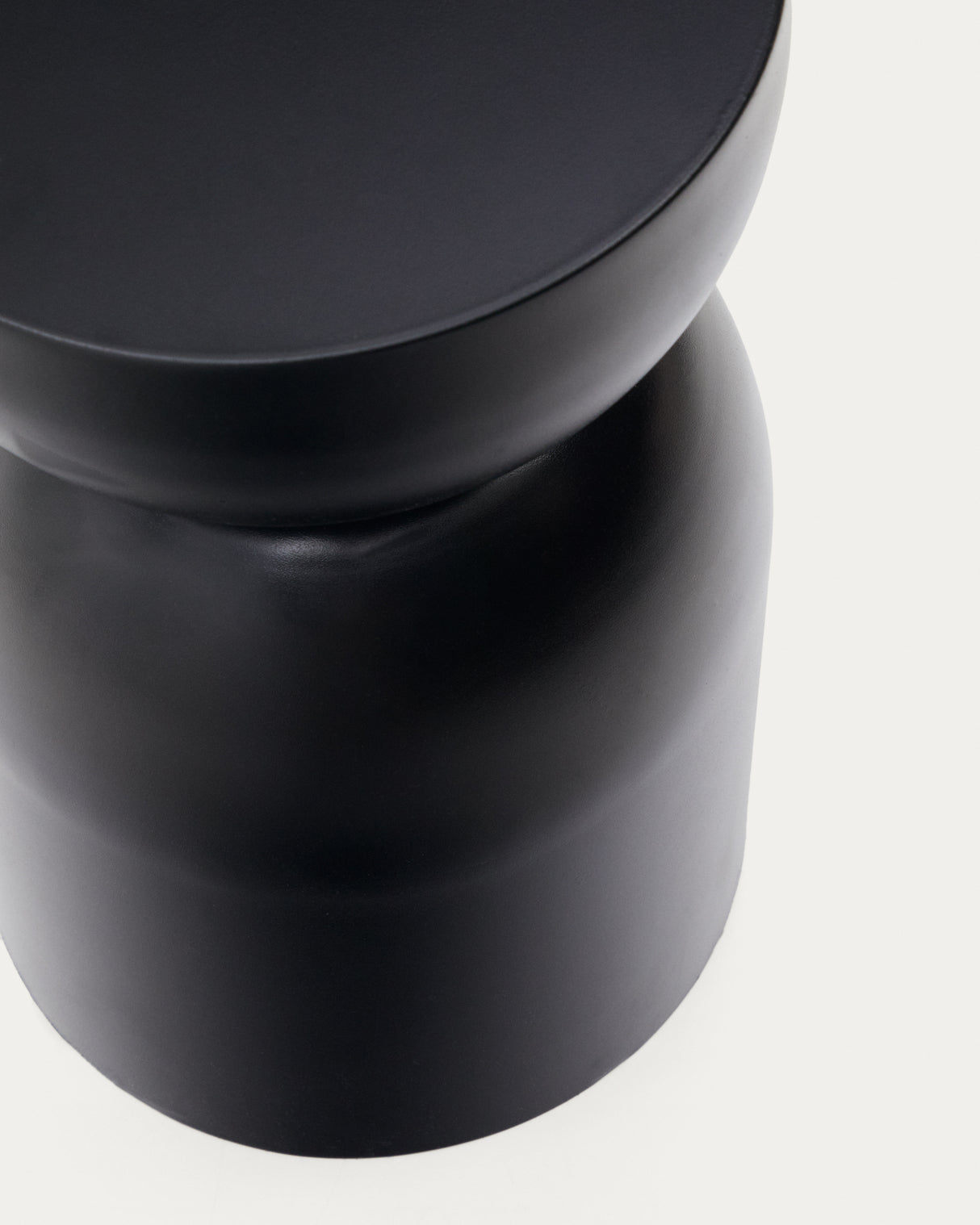 Rachell Beistelltisch aus Metall mit mattschwarzem Finish Ø 30,5 cm - ZEN ZONE Furniture