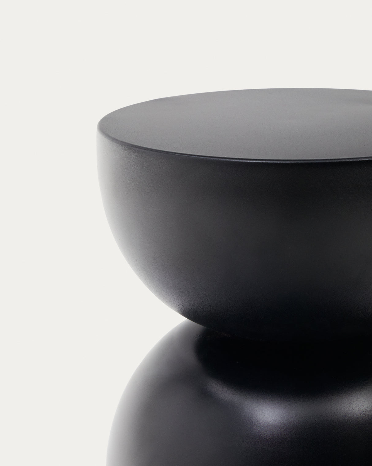 Rachell Beistelltisch aus Metall mit mattschwarzem Finish Ø 30,5 cm - ZEN ZONE Furniture