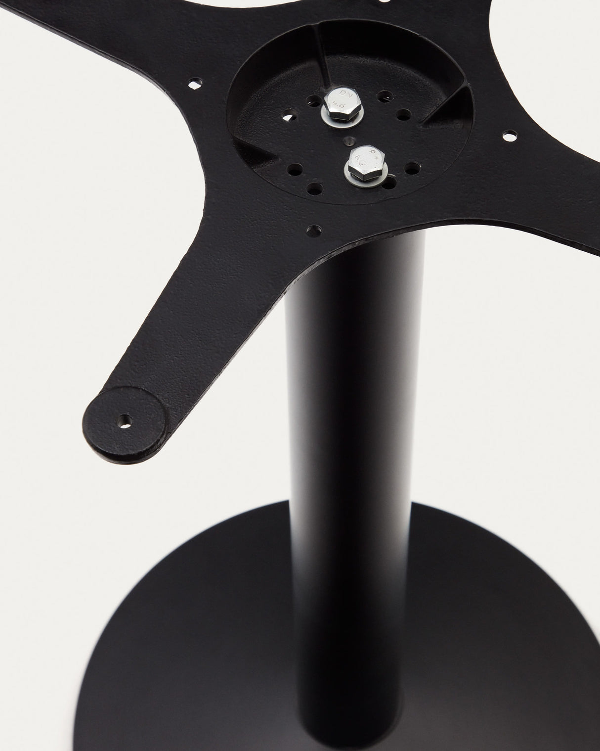 Hoher, runder Saura Bar-Tisch aus Metall mit weisser Terrazzo-platte, 96 x Ø70 cm - ZEN ZONE Furniture