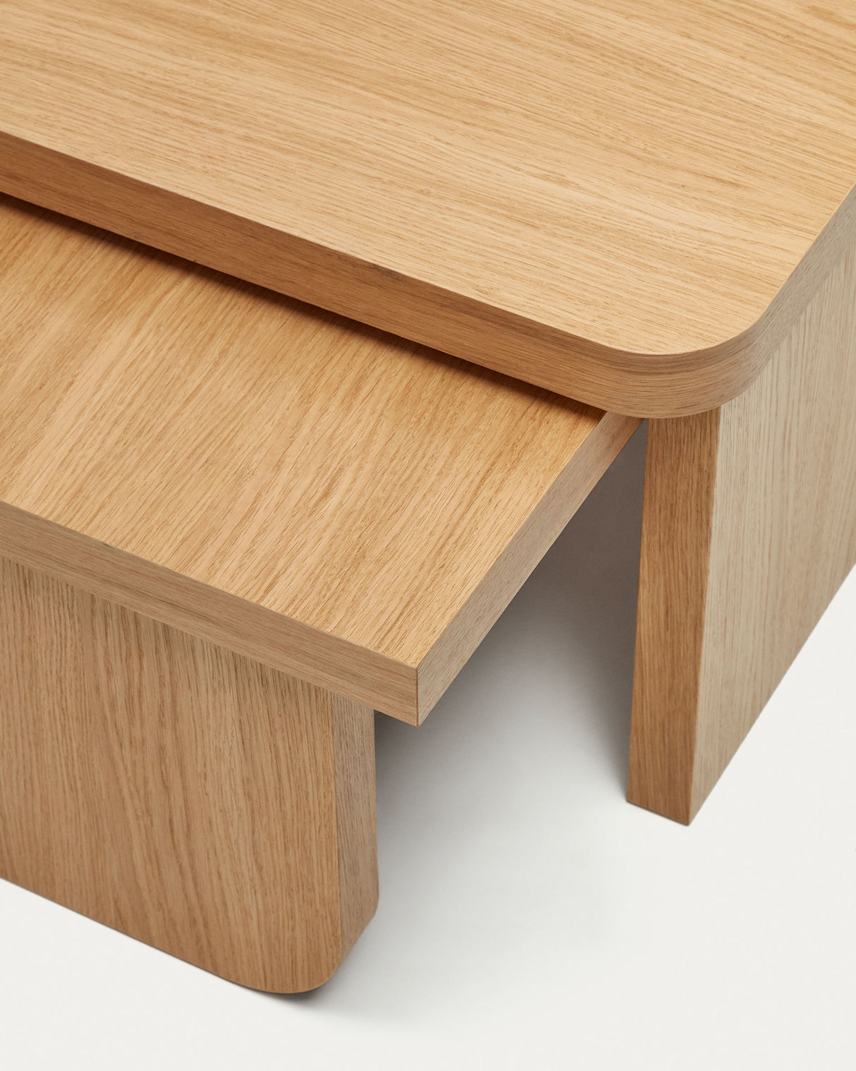 Oaq Set aus 2 Couchtischen aus Eichenfurnier mit natürlichem Finish - ZEN ZONE Furniture