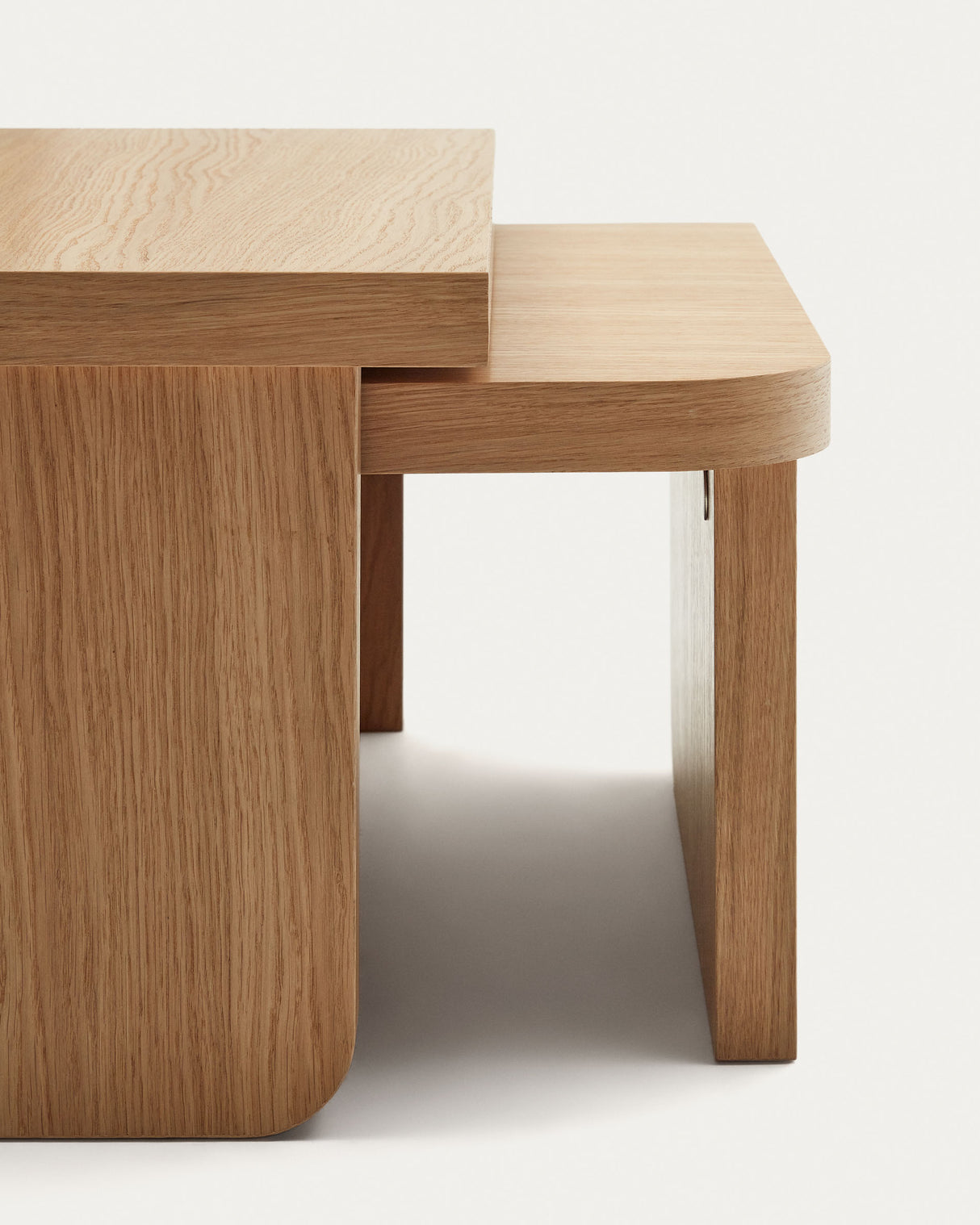 Oaq Set aus 2 Couchtischen aus Eichenfurnier mit natürlichem Finish - ZEN ZONE Furniture