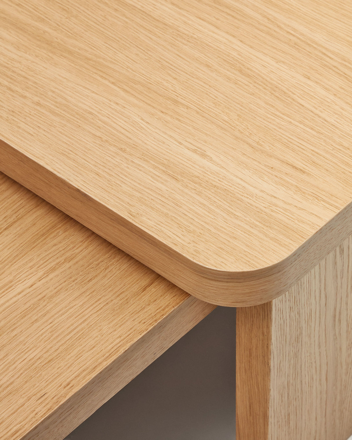 Oaq Set aus 2 Couchtischen aus Eichenfurnier mit natürlichem Finish - ZEN ZONE Furniture