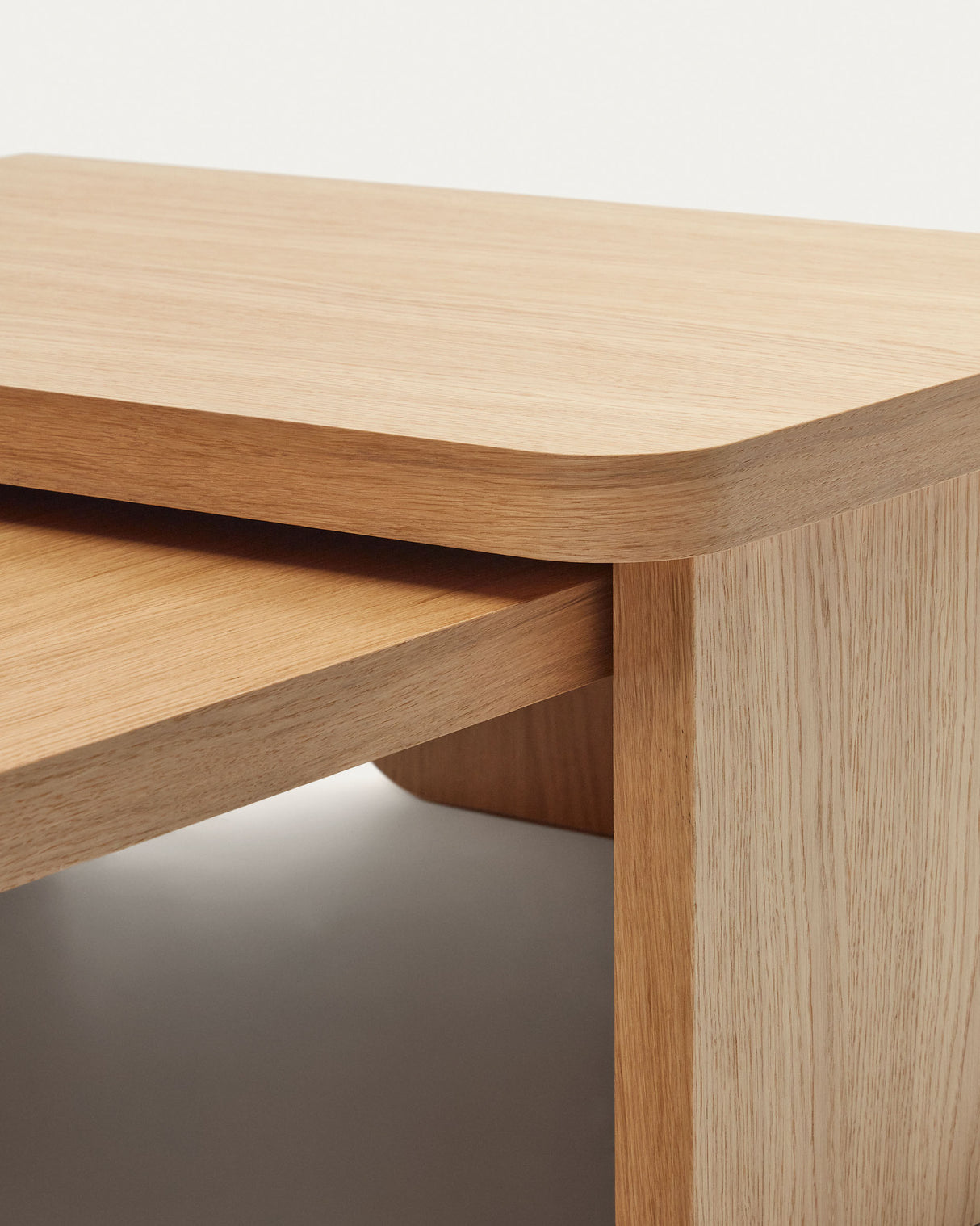 Oaq Set aus 2 Couchtischen aus Eichenfurnier mit natürlichem Finish - ZEN ZONE Furniture