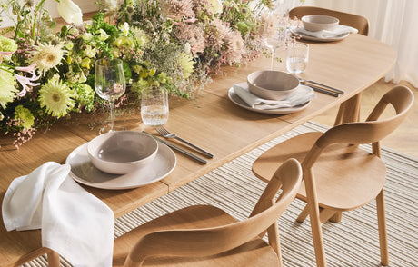 Fenri Gepolsterter Esstischstuhl aus Eiche weiß pigmentiert geölt, Quattro by Spoor - Leder, Sand - ZEN ZONE Furniture