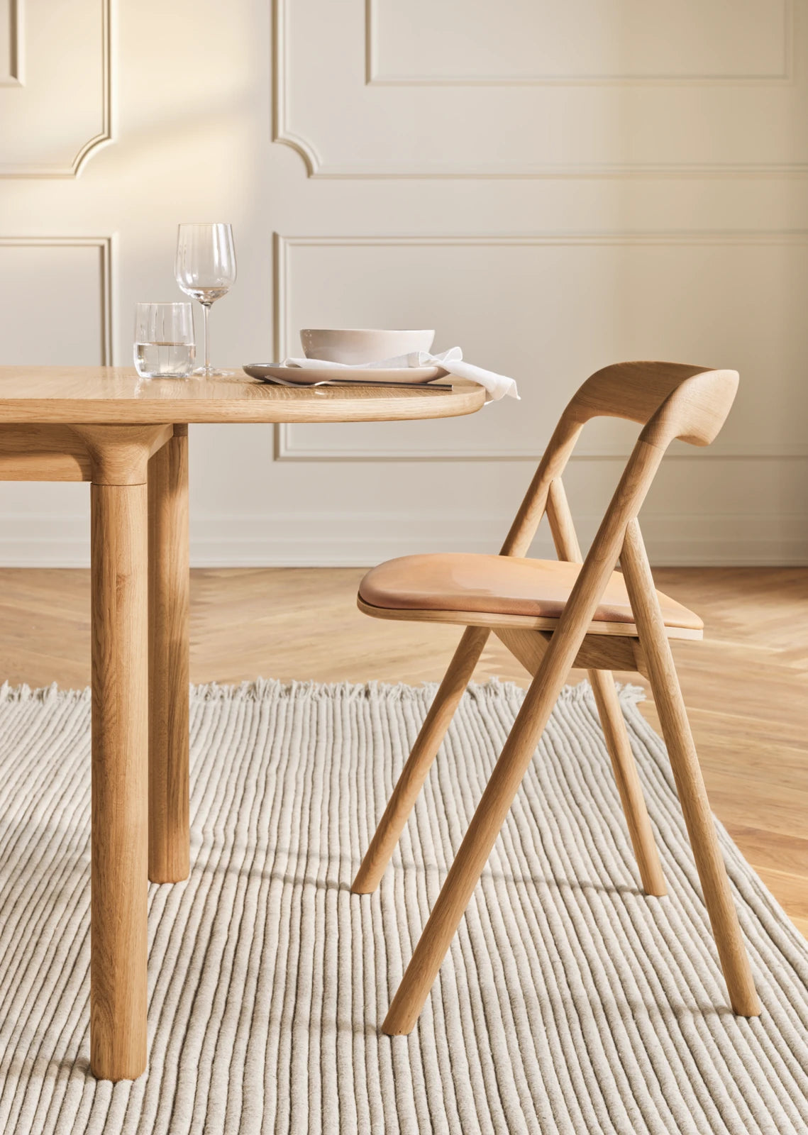 Fenri Gepolsterter Esstischstuhl aus Eiche weiß pigmentiert geölt, Quattro by Spoor - Leder, Sand - ZEN ZONE Furniture