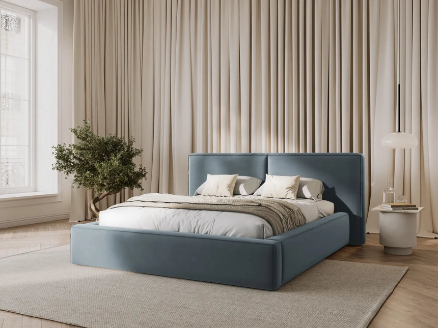 Arendal Bett mit Doppelkopfteil und Stauraum aus Samt in Hellblau (Bluvel 06), 200x200 cm von Cosmopolitan Design – Bild 2