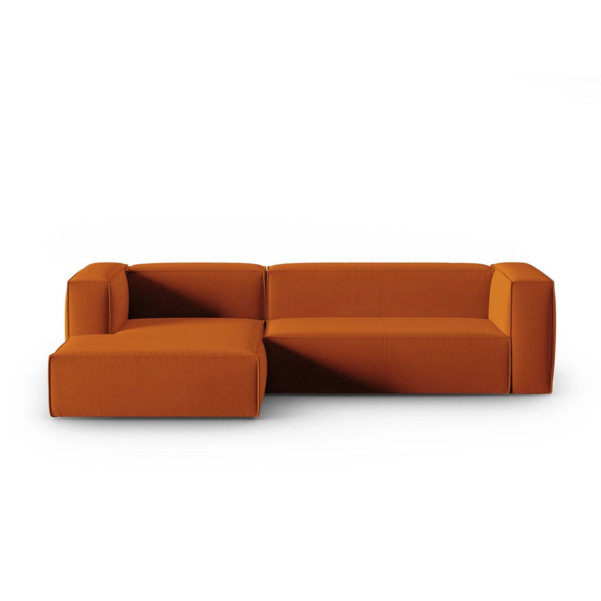 Mackay 4-Sitzer Ecksofa, Linke Seite, aus Samt in Terrakotta (Casino Terracota), 282x166x73 cm von Cosmopolitan Design – Bild 1