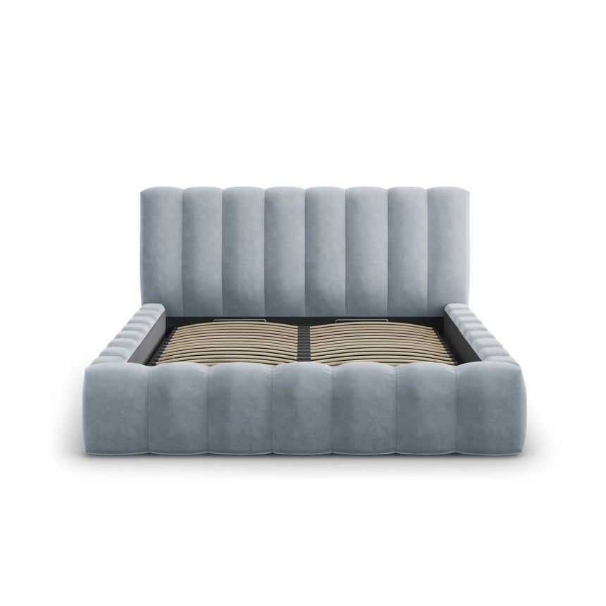 Palma Bett mit Kopfteil und Stauraum aus Samt in Hellblau (Bluvel 06), 180x200 cm von Cosmopolitan Design – Bild 2