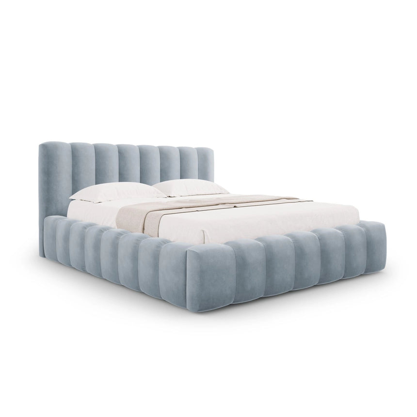 Palma Bett mit Kopfteil und Stauraum aus Samt in Hellblau (Bluvel 06), 200x200 cm von Cosmopolitan Design – Bild 1