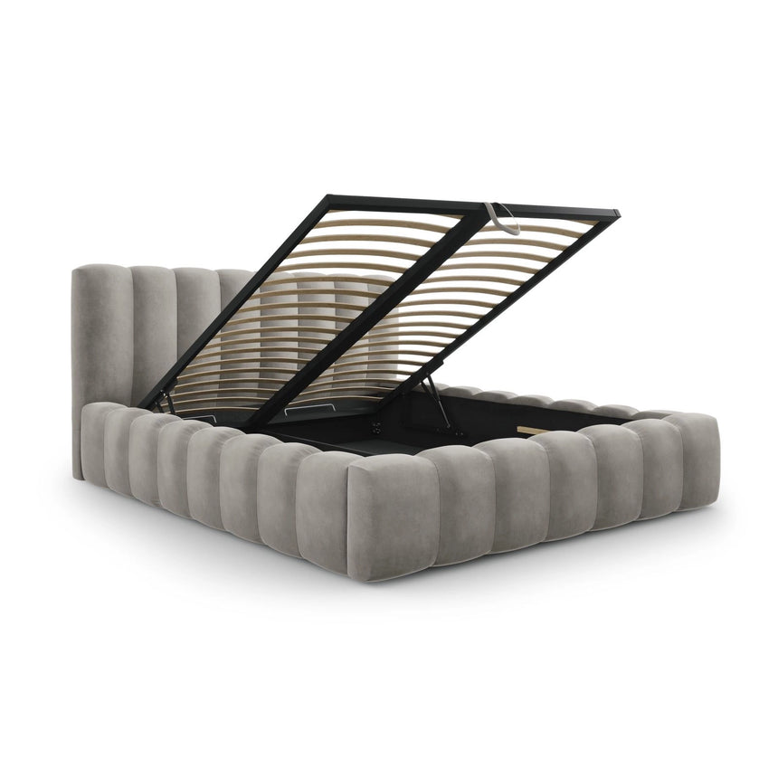 Palma Bett mit Kopfteil und Stauraum aus Samt in Hellgrau (Bluvel 13), 180x200 cm von Cosmopolitan Design – Bild 3