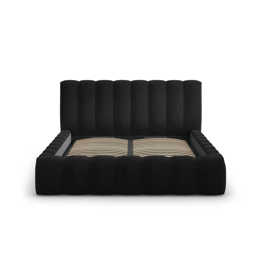 Palma Bett mit Kopfteil und Stauraum aus Samt in Schwarz (Bluvel 19), 140x200 cm von Cosmopolitan Design – Bild 2