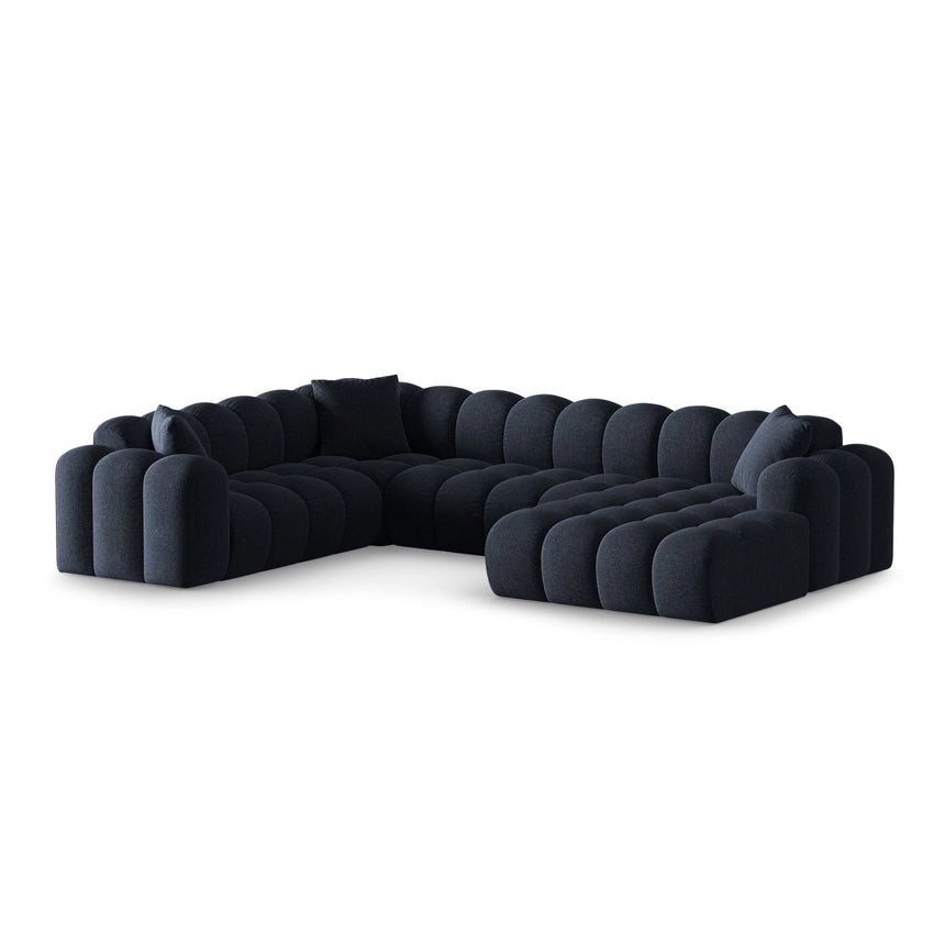 Treno 4-Sitzer Panorama Ecksofa, Linke Seite, aus Chenille in Marineblau (Eden 16 Deep Blue), Beine aus Schwarzes Plastik, 330x240x70 cm von Cosmopolitan Design – Bild 3