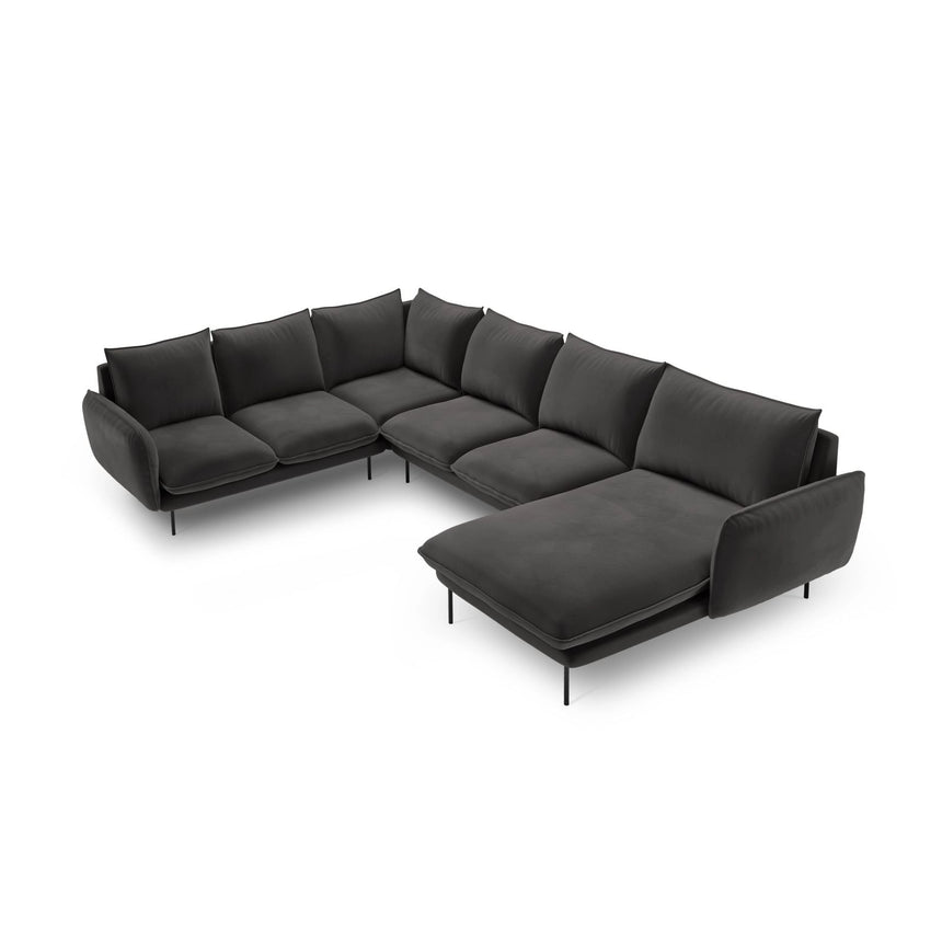 Vienna 7-Sitzer Panorama Ecksofa, Linke Seite, aus Samt in Dunkelgrau (Bluvel 18), Beine aus Schwarzes Metall, 330x235x95 cm von Cosmopolitan Design – Bild 1