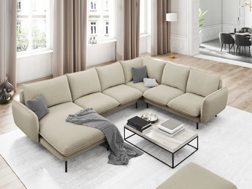 Vienna 7-Sitzer Panorama Ecksofa, Rechte Seite, aus Strukturierter Stoff in Beige (Positano 8), Beine aus Schwarzes Metall, 330x235x95 cm von Cosmopolitan Design – Bild 2