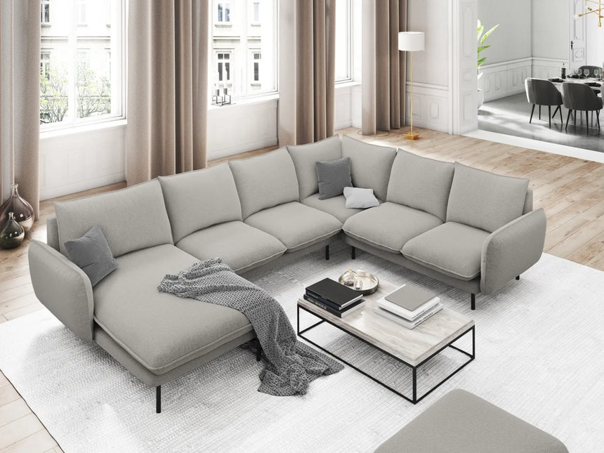 Vienna 7-Sitzer Panorama Ecksofa, Rechte Seite, aus Strukturierter Stoff in Hellgrau (Asgard 27/ Positano 83), Beine aus Schwarzes Metall, 330x235x95 cm von Cosmopolitan Design – Bild 2