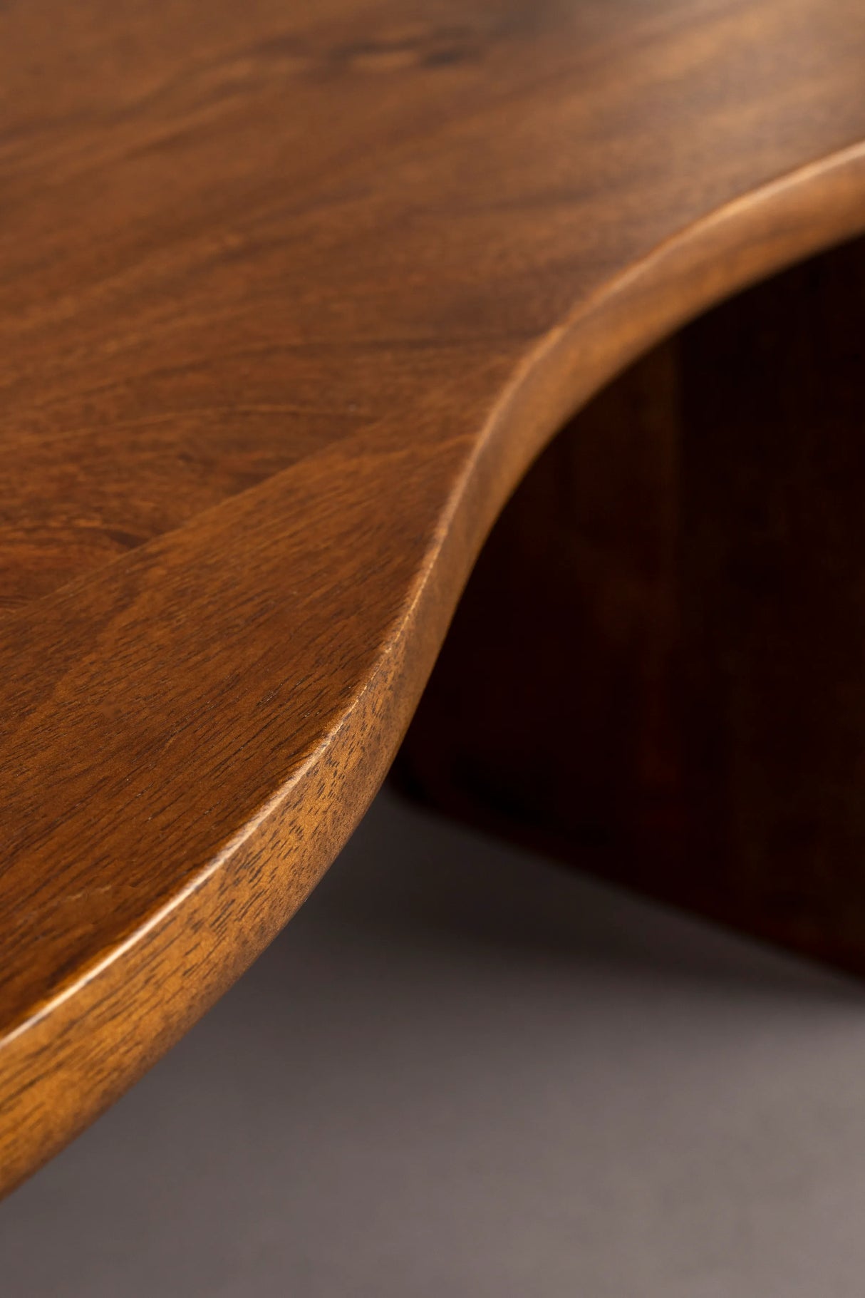 Tilon Couchtisch aus Mangoholz im Walnuss-Finish 110x60x40 cm von Dutchbone – Produktbild 2