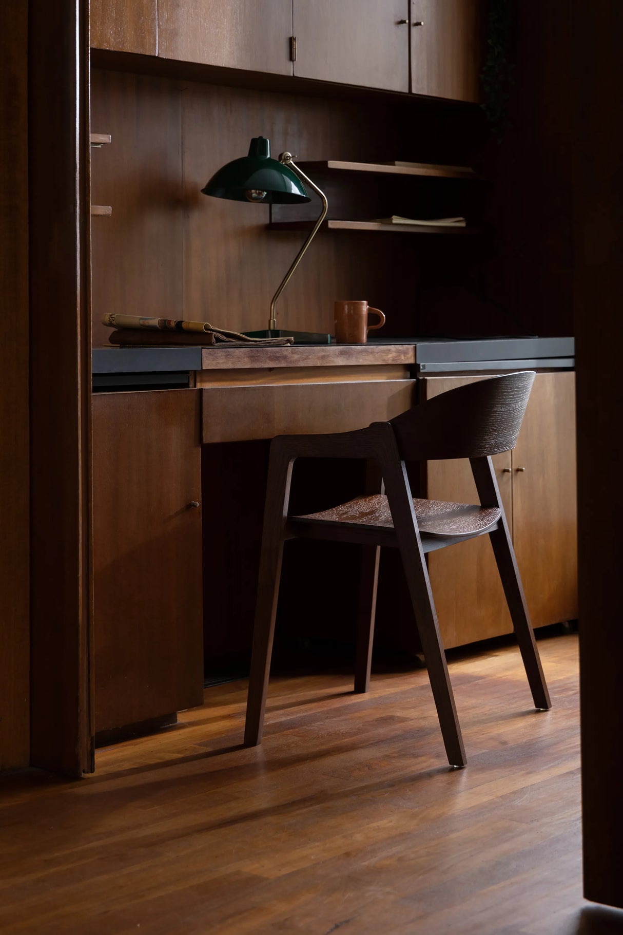 Westlake Stuhl mit Armlehne Walnuss von Dutchbone – Produktbild 11