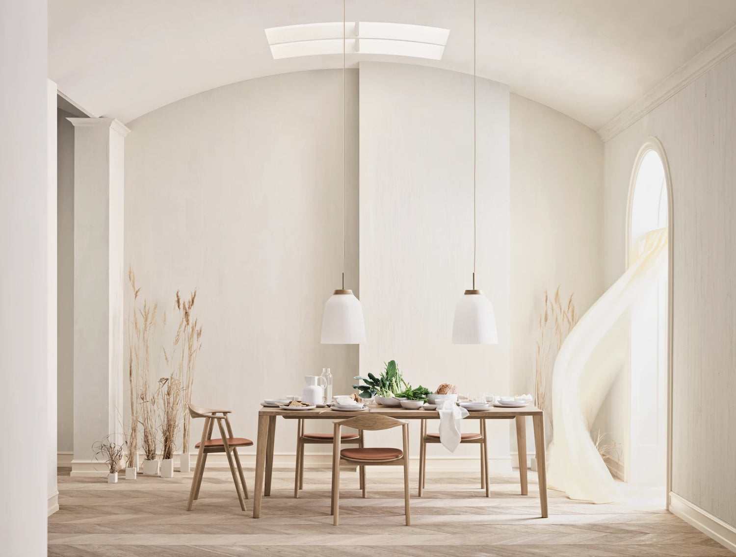 Swing Esstischstuhl aus Eiche weiß pigmentiert geölt – Gepolstert, Leder, Cognac - ZEN ZONE Furniture