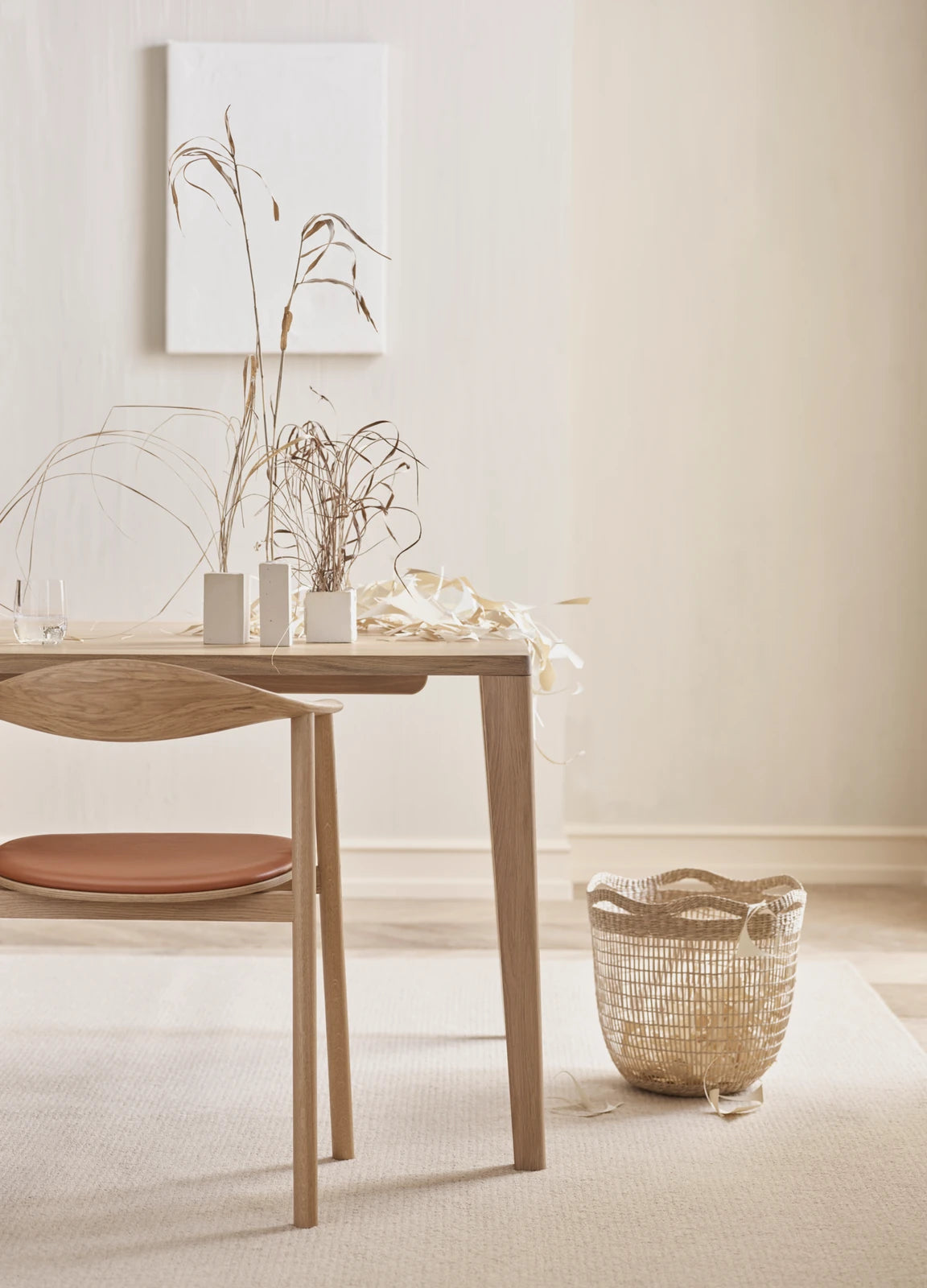 Swing Esstischstuhl aus Eiche weiß pigmentiert geölt – Gepolstert, Leder, Cognac - ZEN ZONE Furniture