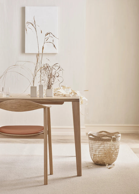 Swing Esstischstuhl aus Eiche weiß pigmentiert geölt – Gepolstert, Leder, Cognac - ZEN ZONE Furniture