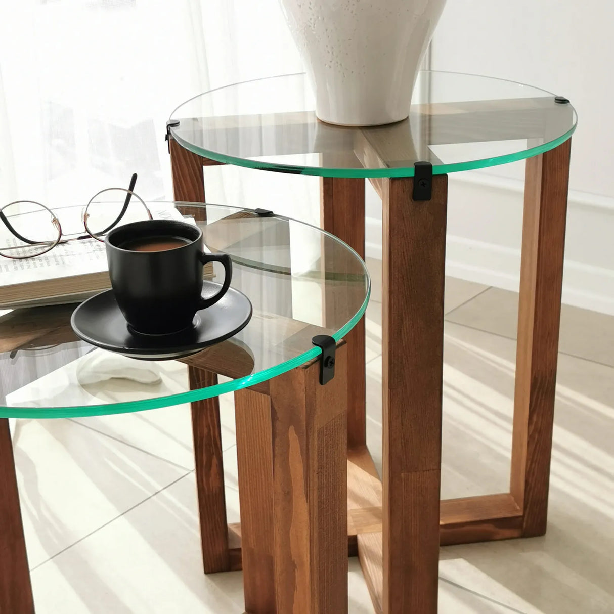 Beistelltisch Amalfi aus massivem Kiefernholz und gehärtetem Glas in Walnuss, 50×40×40 cm von Hanah Home – Bild 7