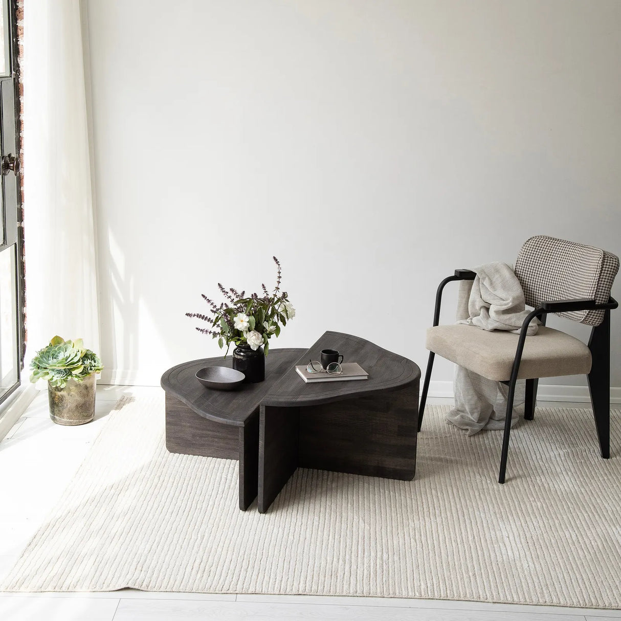 Couchtisch Altopiano aus massivem Kiefernholz in Anthrazit, 90×45×40 cm von Hanah Home – Bild 1