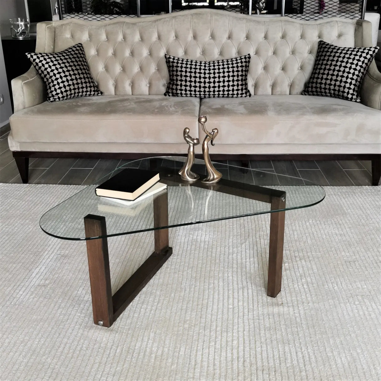 Couchtisch Cam aus gehärtetem Glas und Massivholz, 96×81×41 cm von Hanah Home – Bild 3