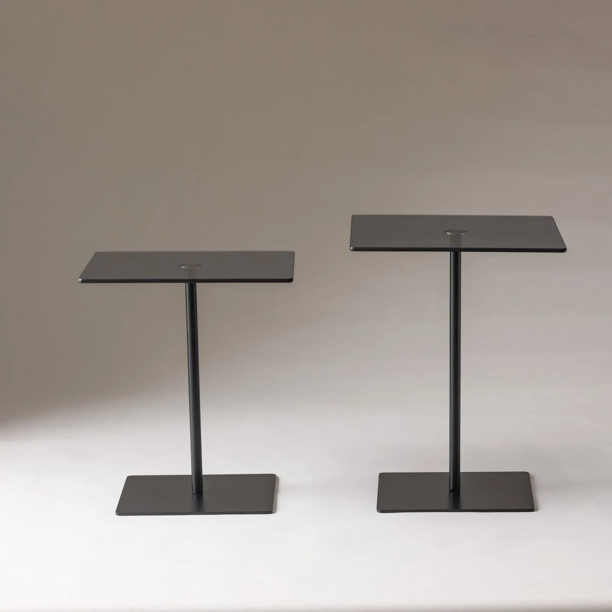 Couchtisch Elegante 2 aus gehärtetem Glas und melaminbeschichteten Holz, 45×40×40 cm von Hanah Home – Bild 7