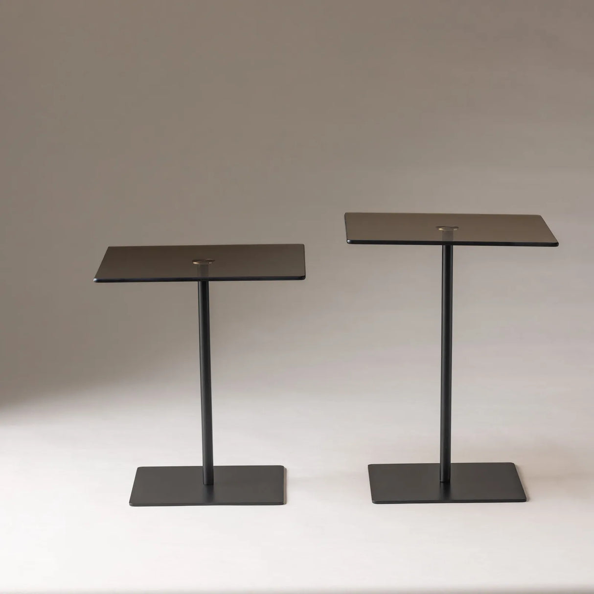 Couchtisch Elegante 2 aus gehärtetem Glas und melaminbeschichteten Holz in Schwarz und Bronze, 45×40×40 cm von Hanah Home – Bild 7