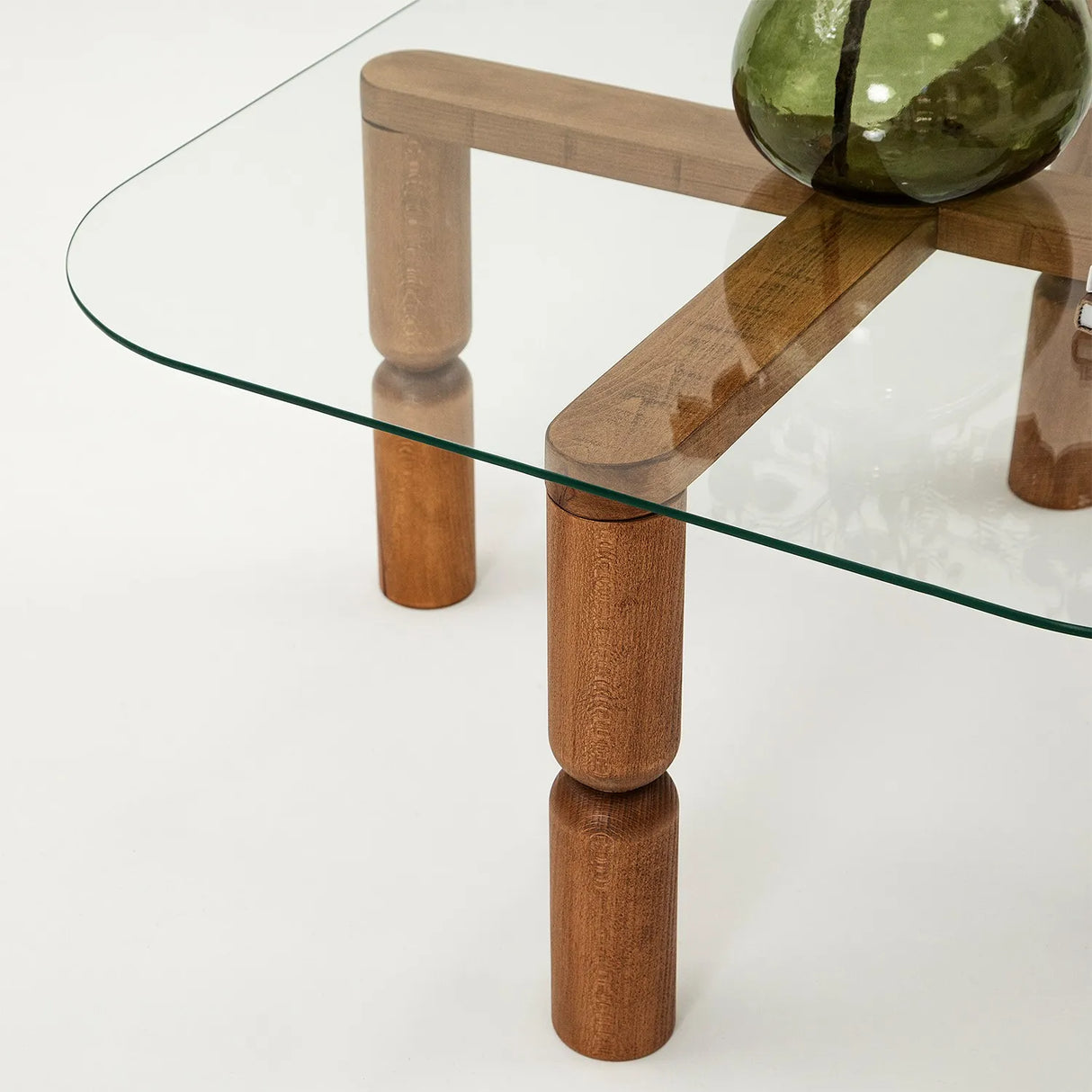 Couchtisch Kei aus Buchenholz und gehärtetem Glas, 80×80×40 cm von Hanah Home – Bild 9