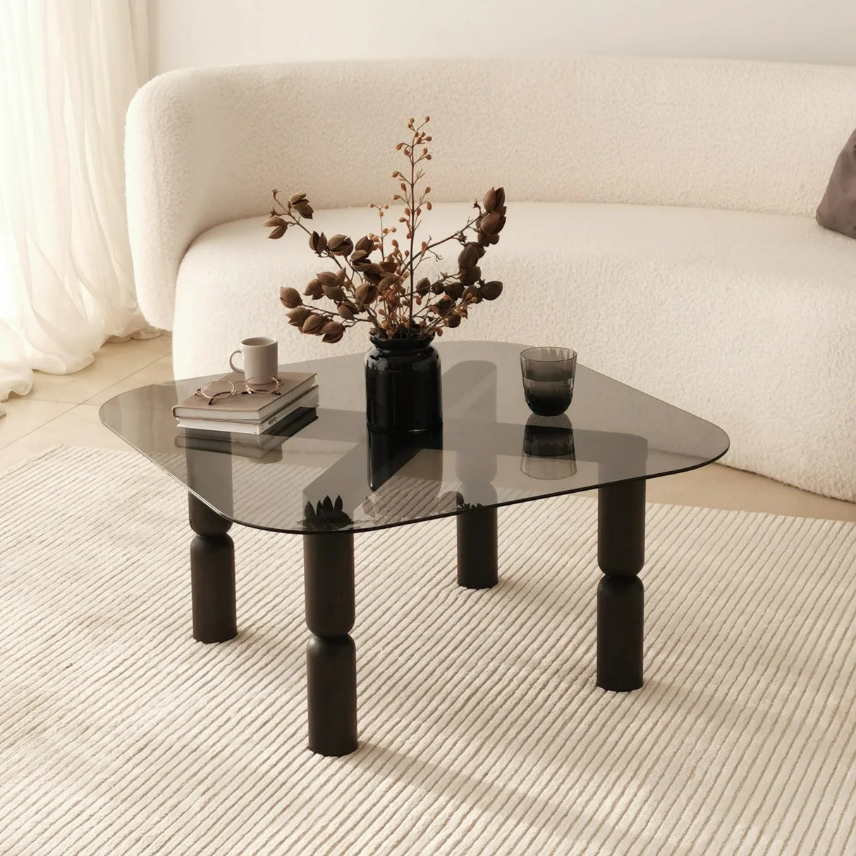 Couchtisch Kei aus Buchenholz und gehärtetem Glas in Anthrazit und Rauch, 80×80×40 cm von Hanah Home – Bild 1