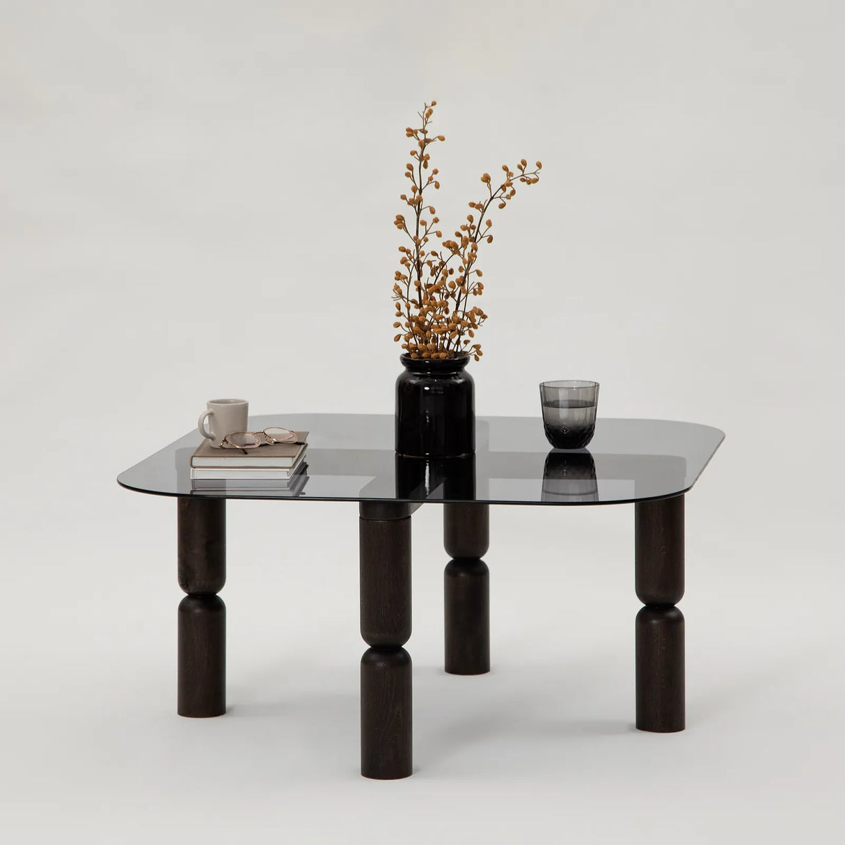 Couchtisch Kei aus Buchenholz und gehärtetem Glas in Anthrazit und Rauch, 80×80×40 cm von Hanah Home – Bild 8