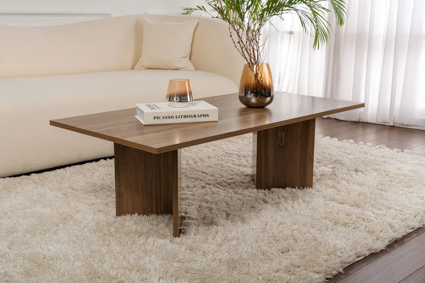 Couchtisch Sabin aus melaminbeschichteten Holz in Venezia-Walnuss, 119×60×40 cm von Hanah Home – Bild 1