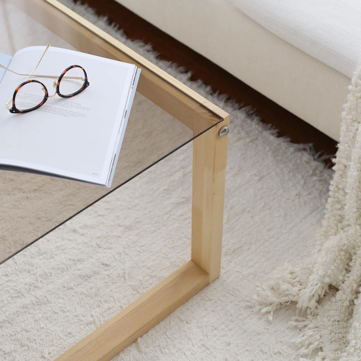 Couchtisch Via aus massivem Kieferholz und gehärtetem Glas, 85×55×40 cm von Hanah Home – Bild 6