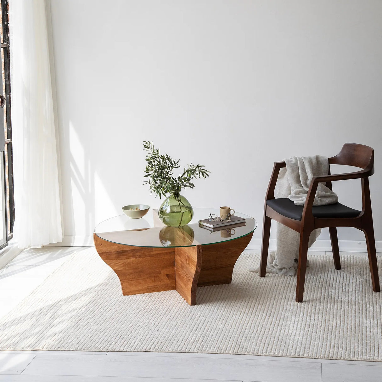 Runder Couchtisch Amphora aus Kiefernholz und gehärtetem Glas in Kastanie 92Ø von Hanah Home – Bild 2