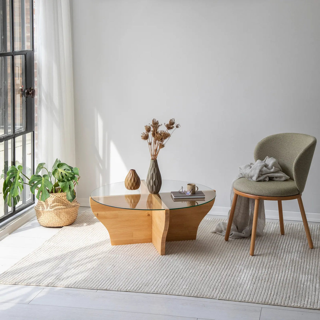 Runder Couchtisch Amphora aus Kiefernholz und gehärtetem Glas in Teak 92Ø von Hanah Home – Bild 1