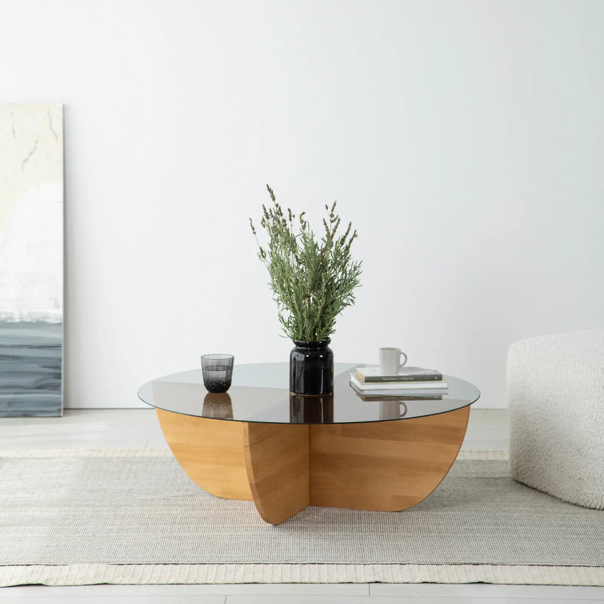 Runder Couchtisch Lily aus massivem Kiefernholz und gehärtetem Glas in Eiche 90Ø von Hanah Home – Bild 1