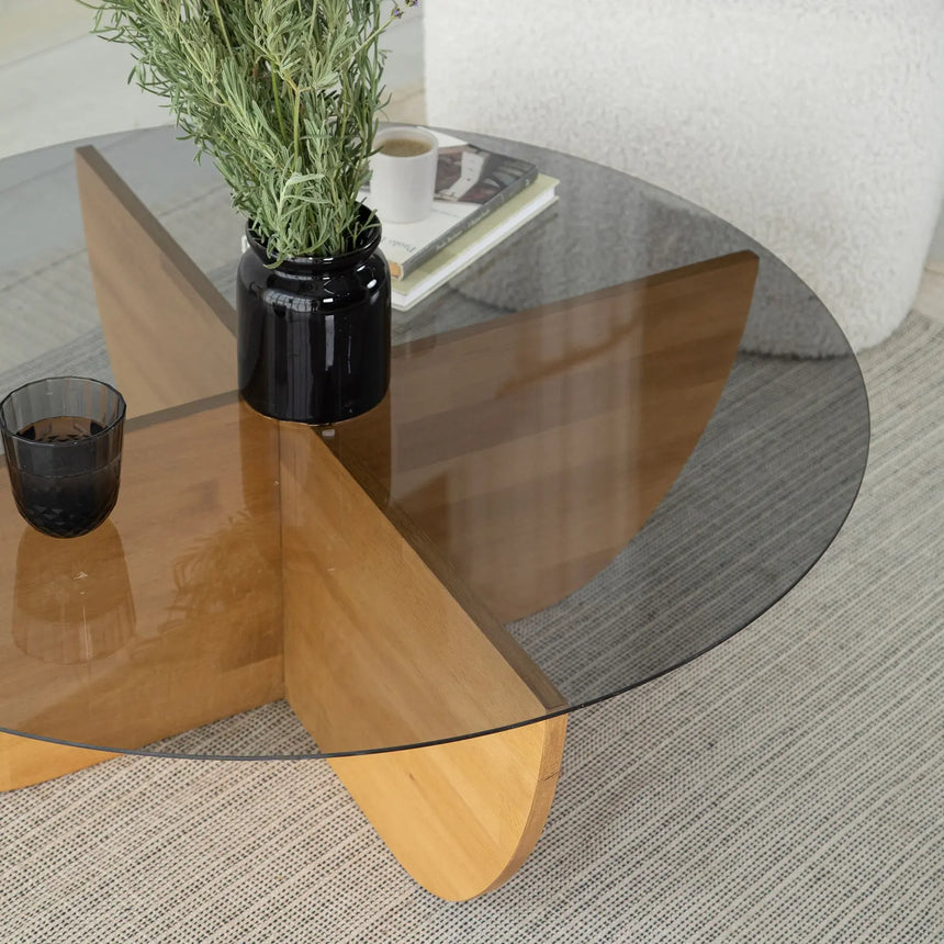 Runder Couchtisch Lily aus massivem Kiefernholz und gehärtetem Glas in Eiche 90Ø von Hanah Home – Bild 4