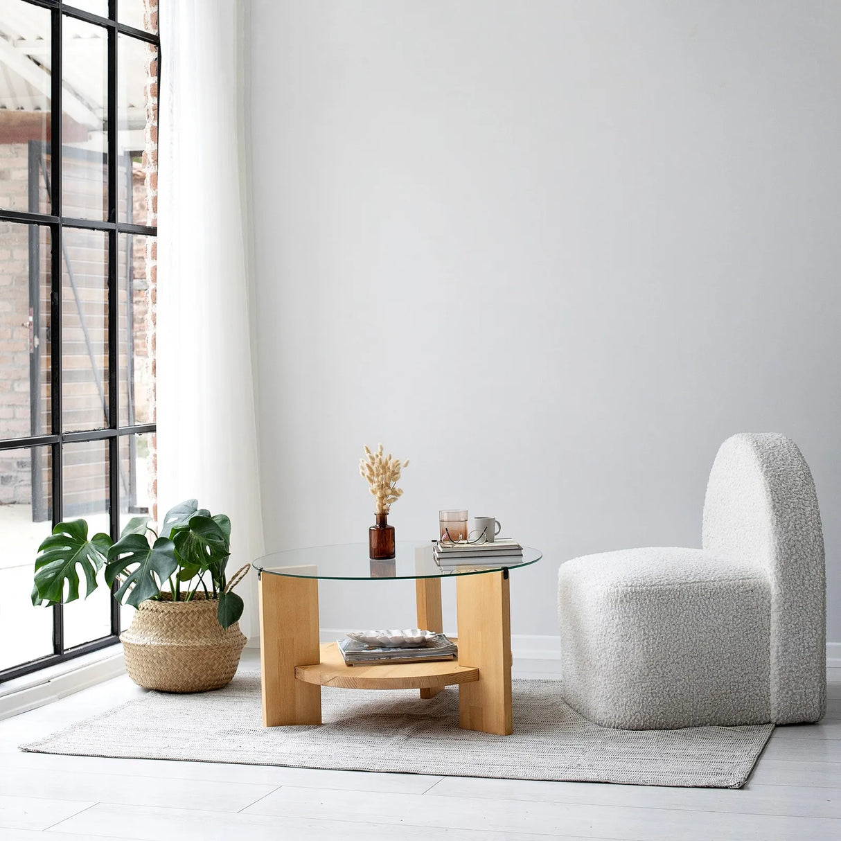 Runder Couchtisch Mahal aus massivem Kieferholz und gehärtetem Glas in Eiche, 75×75×40 cm von Hanah Home – Bild 1