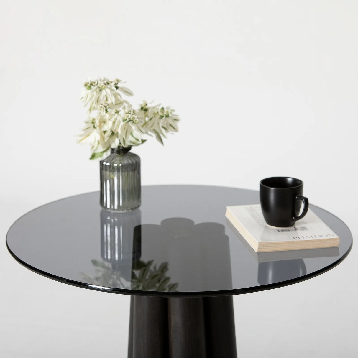 Runder Couchtisch Thales aus Buche und gehärtetem Glas in Schwarz und Dunkelgrau 50Ø von Hanah Home – Bild 9