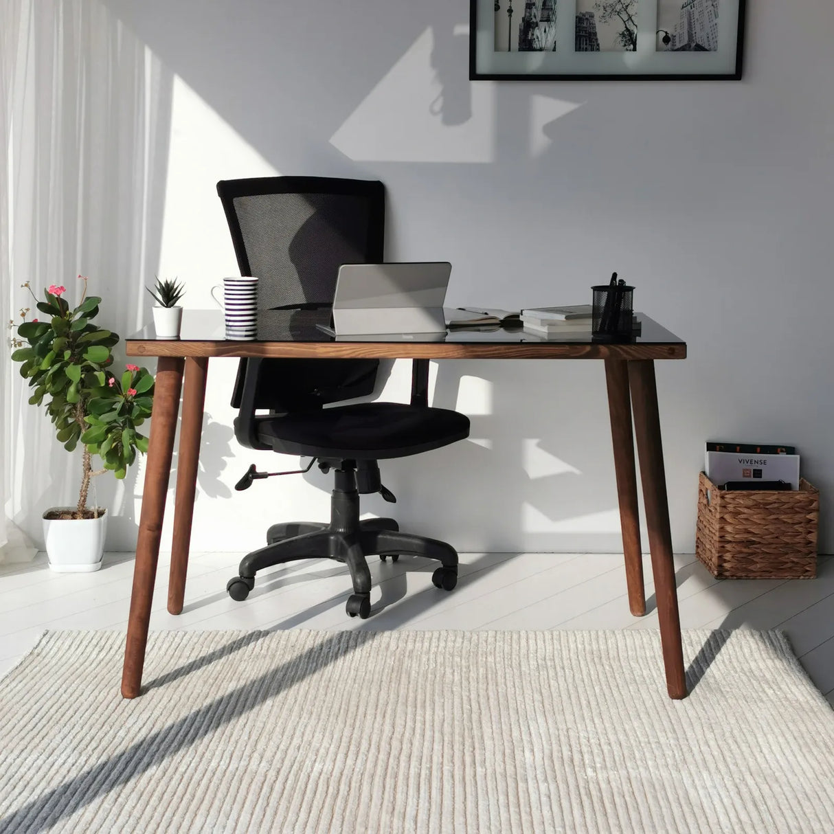 Schreibtisch Cozy aus Buchenholz und gehärtetem Glas in Walnuss, 110×60×73 cm von Hanah Home – Bild 2