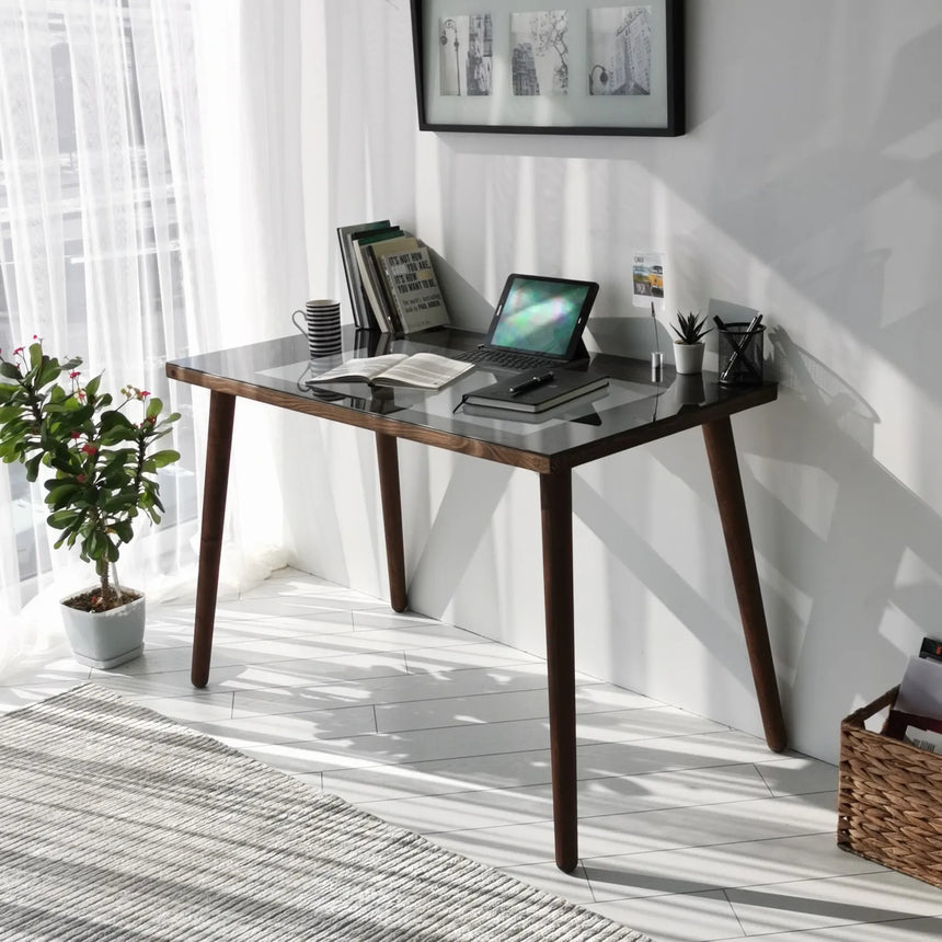 Schreibtisch Cozy aus Buchenholz und gehärtetem Glas in Walnuss, 110×60×73 cm von Hanah Home – Bild 4