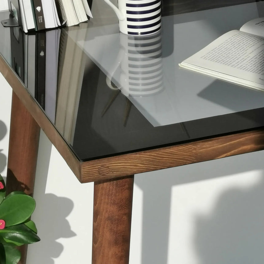 Schreibtisch Cozy aus Buchenholz und gehärtetem Glas in Walnuss, 110×60×73 cm von Hanah Home – Bild 7