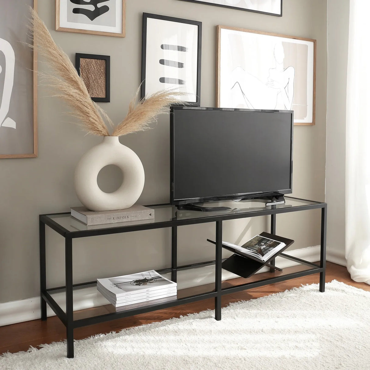 TV-Schrank Basic aus Metall und gehärtetem Glas, 130×40×45 cm von Hanah Home – Bild 1