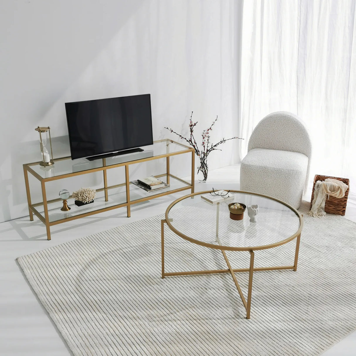 TV-Schrank Basic aus Metall und gehärtetem Glas in Transparent und Gold, 130×40×45 cm von Hanah Home – Bild 3