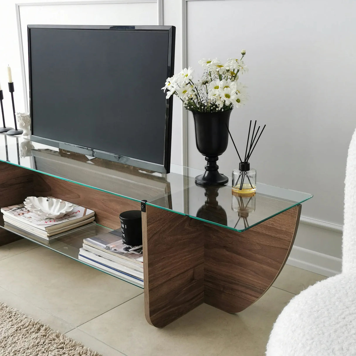 TV-Schrank Lily aus melaminharzbeschichteten Holz und gehärtetem Glas in Walnuss, 158×35×40 cm von Hanah Home – Bild 5